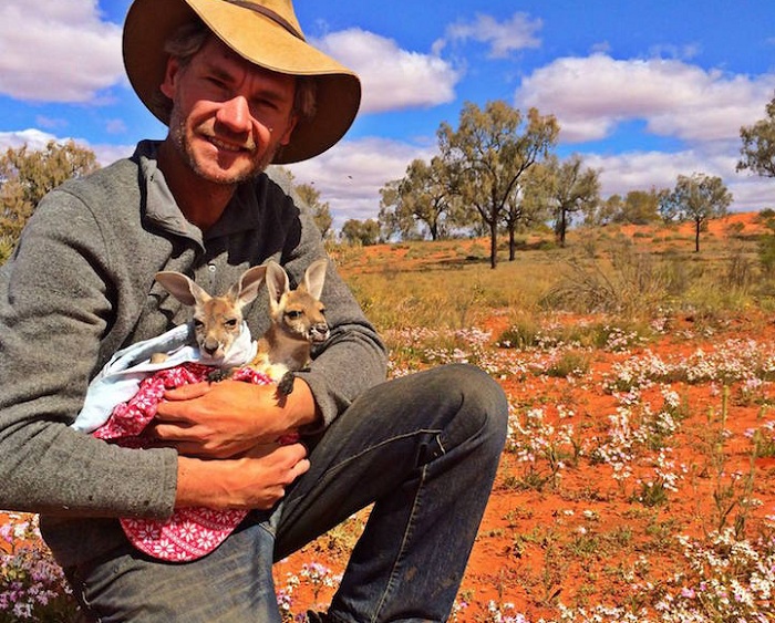 Chris Barnes занимается спасением осиротевших кенгурят.