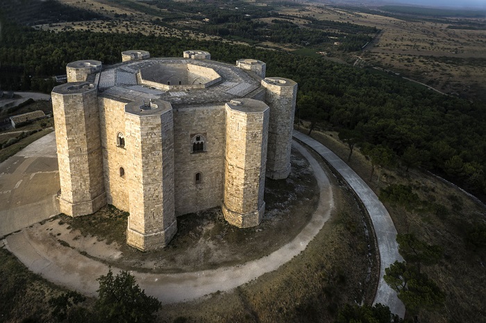 Замок Кастель-дель-Монте, построенный в 1240 году. | Фото: myimage.polopalsu.com