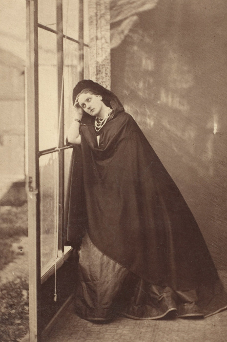 Графиня ди Кастильоне в трагическом образе. Фотография 1865 года. | Фото: kknews.cc.
