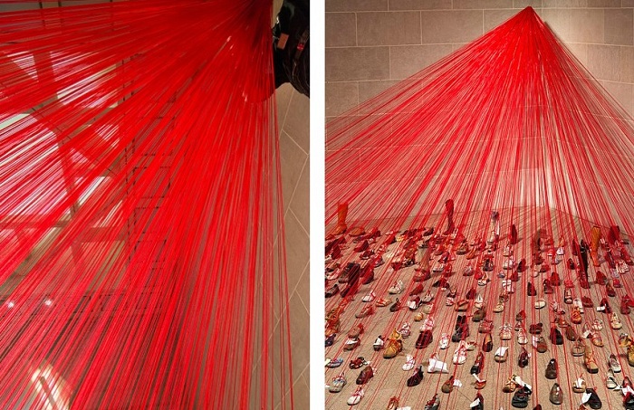 Инсталляция с красными нитями.