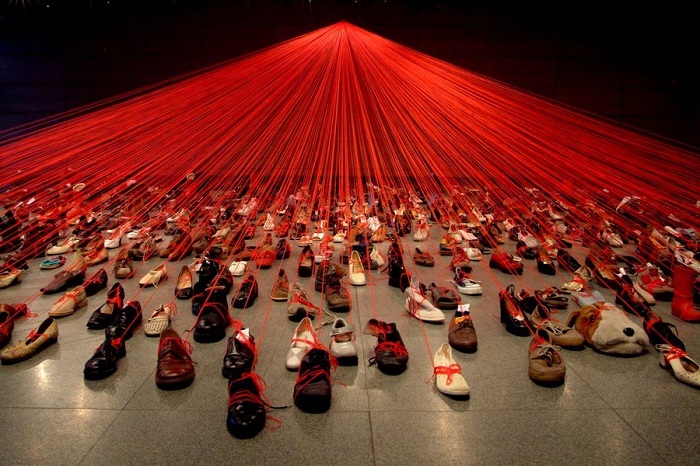 Пространственная инсталляция от Chiharu Shiota.