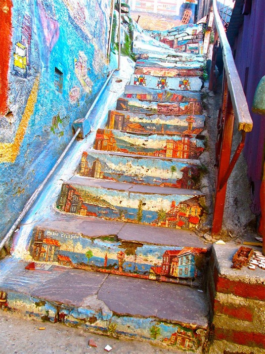 Оригинально раскрашенная лестница в Вальпараисо.