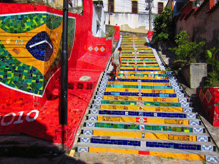 Разрисованная лестница в Рио де Жанейро.