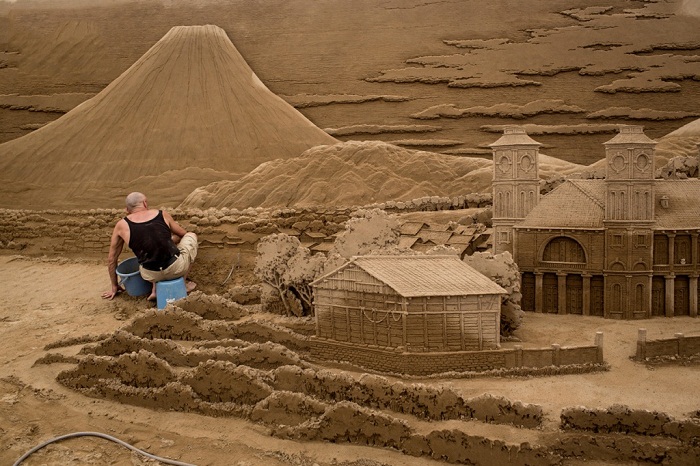 Процесс создания песчаной скульптуры.