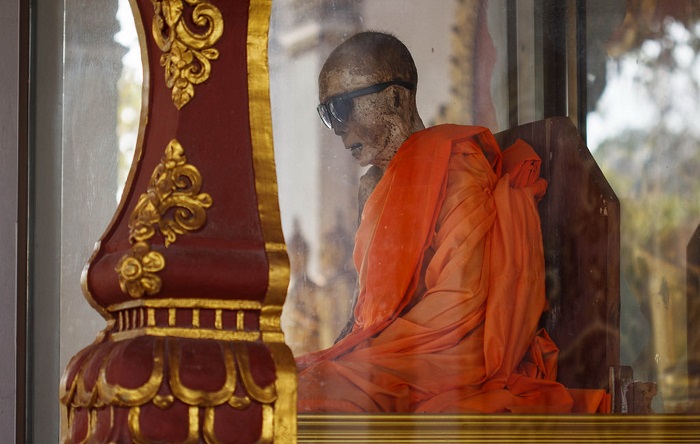 Мумия буддийского монаха Луанга Пхо Даенга. | Фото: pics2.pokazuha.ru.
