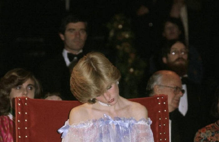 Принцесса Диана задремала на мероприятии в музее Альберта и Виктории в 1981 году. | Фото: ofigenno.com.