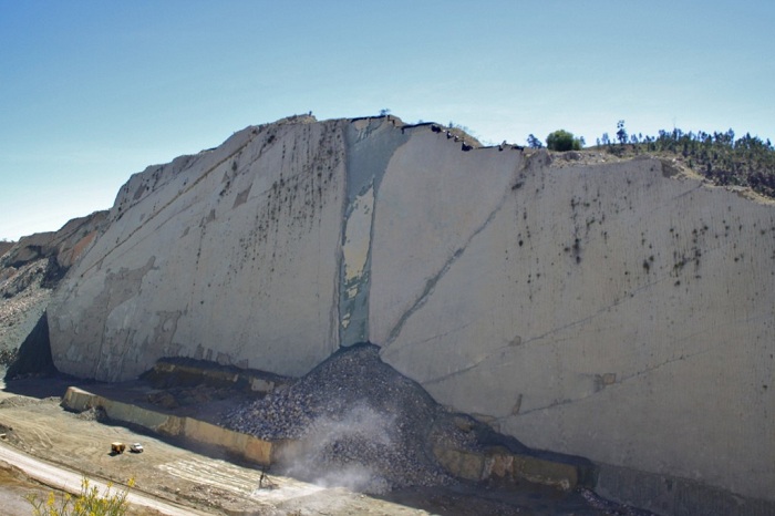 В 2010 году часть стены Cal Orck’o обвалилась. | Фото: lifeglobe.net.