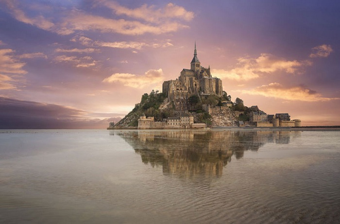 Mont Saint-Michel - замок аббатства на северо-западном побережье Франции.