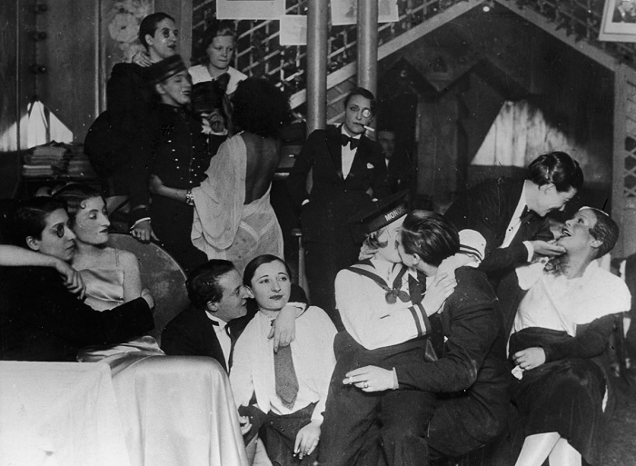 Le Monocle - популярный лесбийский клуб в начале 20 века.