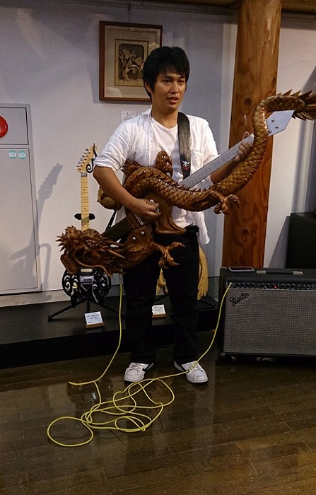 Резная гитара, выполненная мастером Inamichoukoku.