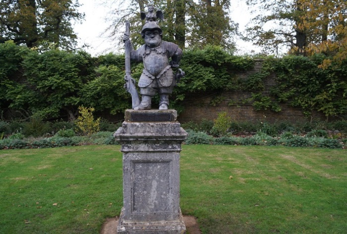 Памятник Сэру Джеффри Хадсону. Он установлен в поместье Лонглит, Англия. | Фото: s2.fotokto.ru.