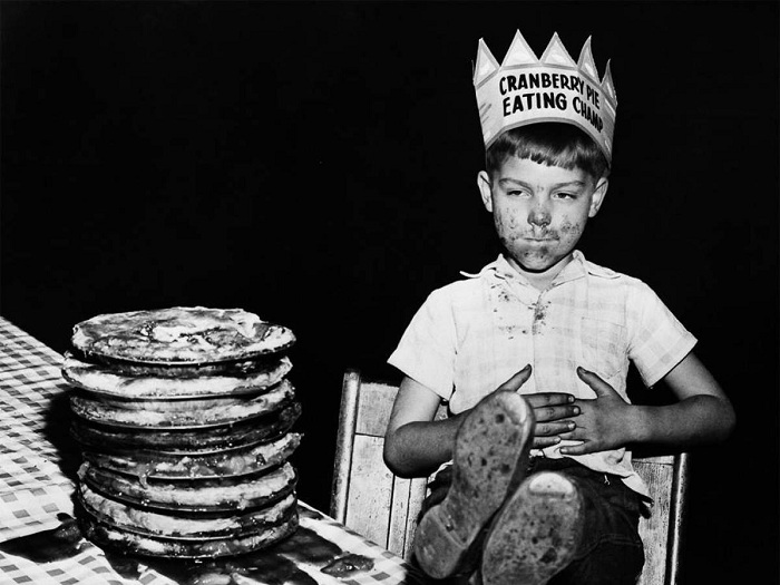 6-летний Ричард Барански переводит дух после того, как съел 10-дюймовый клюквенный пирог за 15 секунд. 1948 год. | Фото: аllday.com.