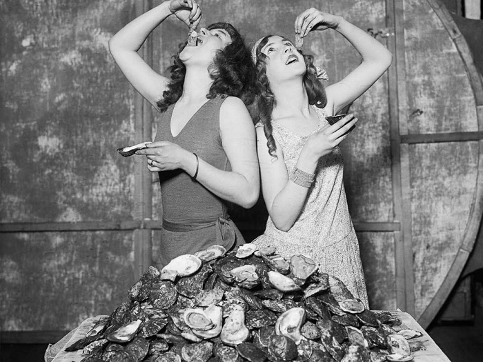 Лоис и Рут Уодделл (Lois and Ruth Waddell) съели вдвоем 204 устрицы, 1920 год. | Фото: аllday.com.