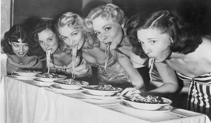 Девушки бродвейских шоу в конкурсе по поеданию спагетти без помощи рук, 1948 год. | Фото: woman.ua.