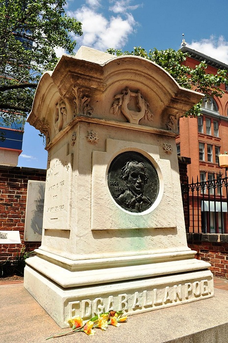 Памятник на могилу Эдгара По в Балтиморе. | Фото: aif.ru.