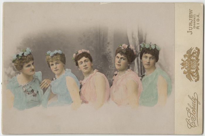 Студенты, переодетые девушками для театральной постановки, ок. 1897 г.