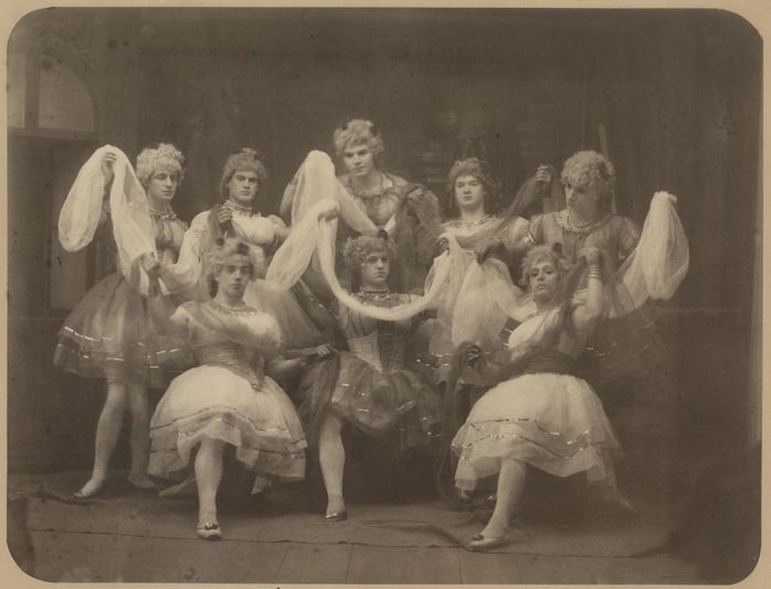Танцоры балета в женских нарядах, ок. 1887 г.