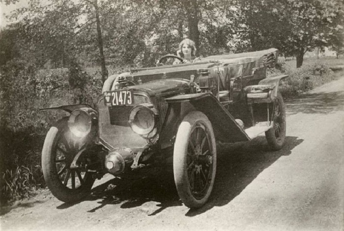 Флоренс Лоуренс за рулем автомобиля Lozier. | Фото: vintag.es.