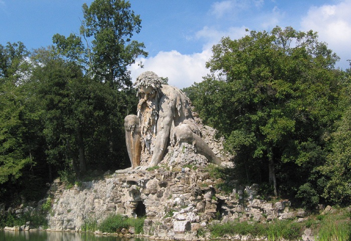 Апеннинский колосс - статуя из горной породы 16 века.