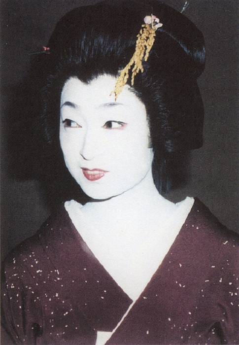 Минэко Ивасаки - известная гейша.