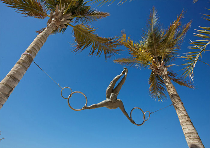 Гимнаст, застывший в воздухе от скульптора Jerzy Kedziora.