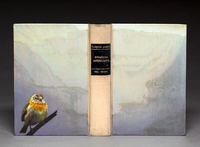 Птица и среда ее обитания, вырезанная из листов книги.