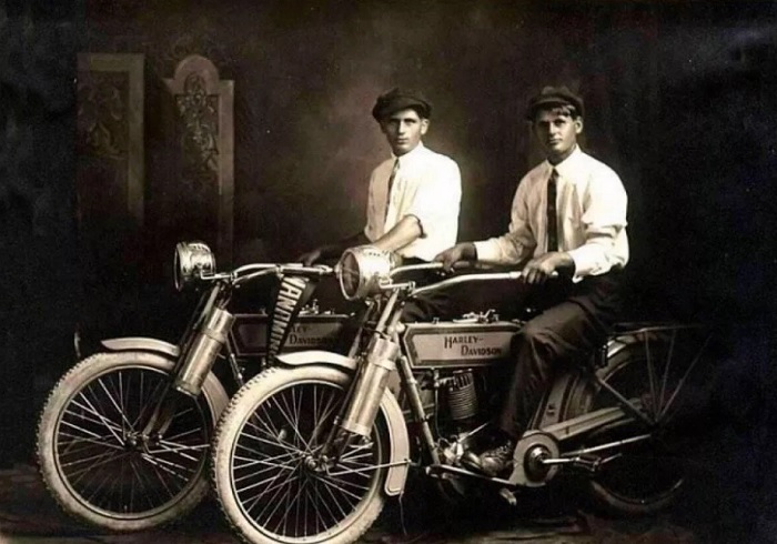 Молодые люди на мотоциклах Harley-Davidson, 1914 год. | Фото: itd0.mycdn.me.