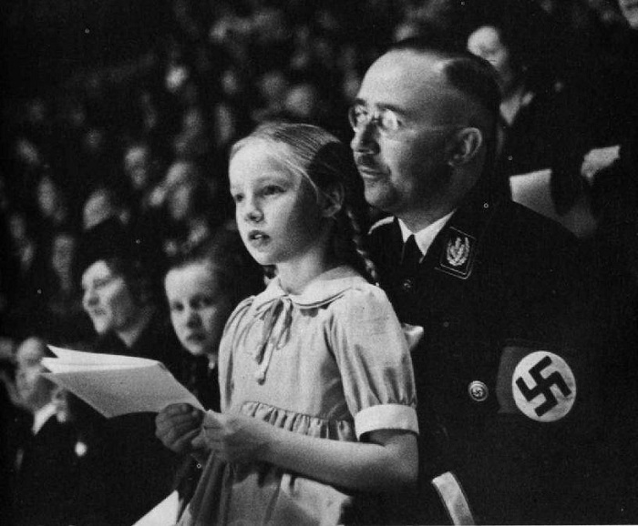 Генрих Гиммлер со своей дочкой. Берлин, 1938 год. | Фото: 40.media.tumblr.com.