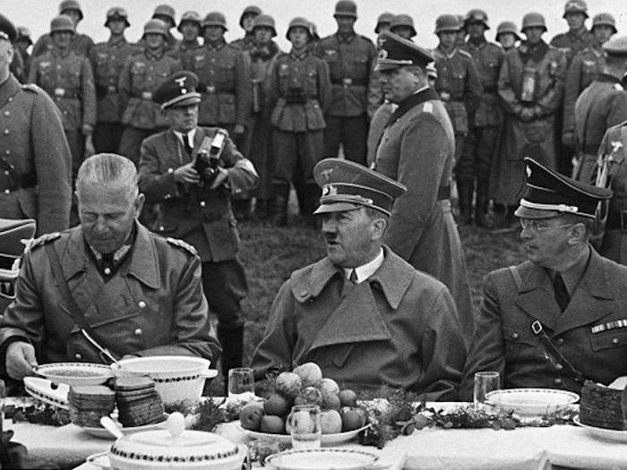 Адольф Гитлер и его офицеры сидят за столом со свежими фруктами и овощами. | Фото: businessinsider.com.