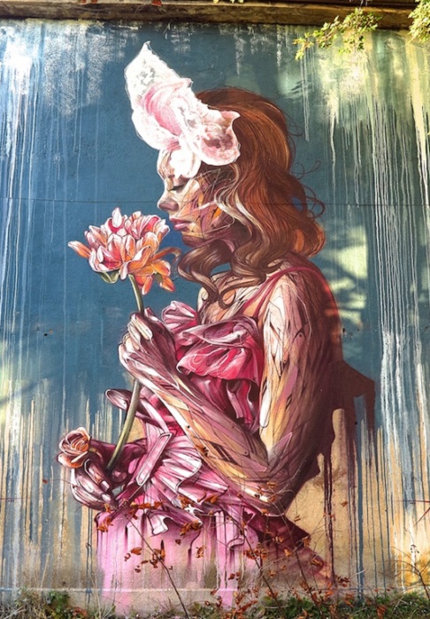 Яркое изображение девушки с цветком на улицах огорода Гдыня (Польша).