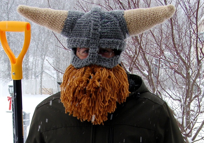 Шапка в виде шлема викинга с бородой.
