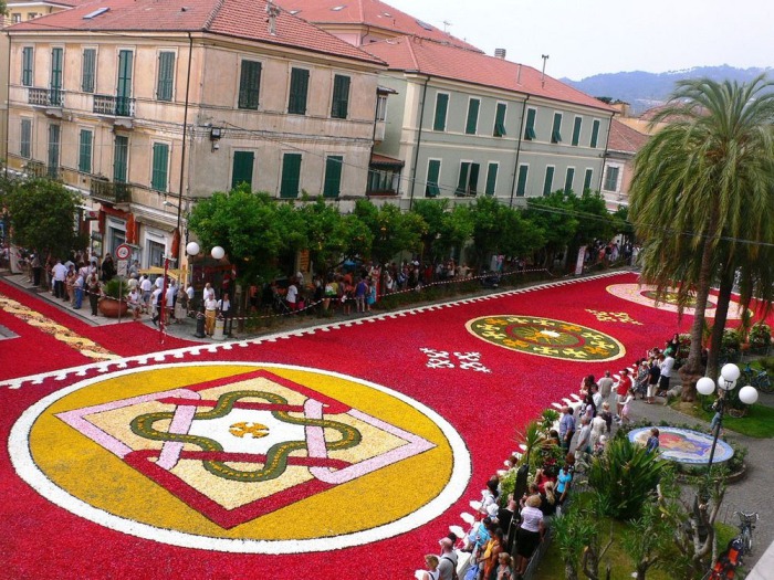 Цветочные ковры на улицах Италии.