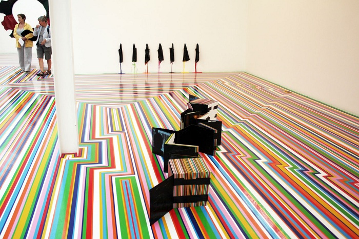 Рисунок на полу, сделанный из цветных виниловых лент.
