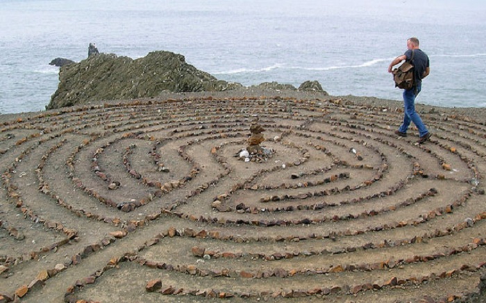 Каменный лабиринт на берегу моря. | Фото: yaplakal.com.