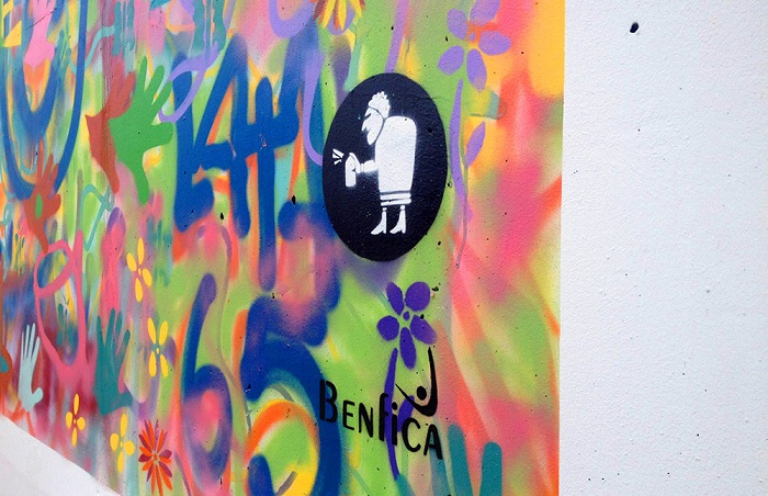 На улицах Лиссабона пенсионеры рисуют граффити.