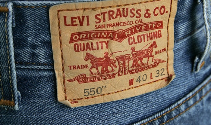 Фирменная этикетка на джинсах Levi Strauss. | Фото: content.bnddlr.com.
