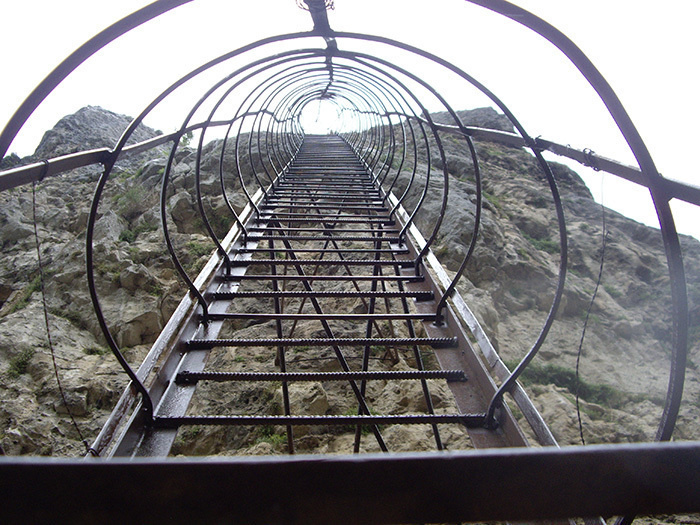 40-метровая лестница к вершине столпа Кацхи. | Фото: lifebuzz.com.
