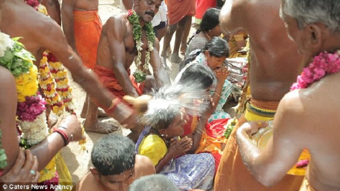 Ритуал разбивания кокосов об голову.