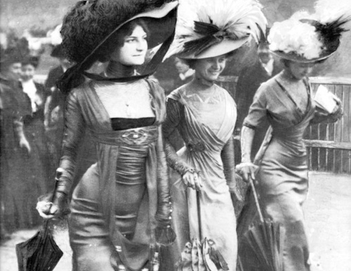 В 1908 году появились первые «полуголые» платья.