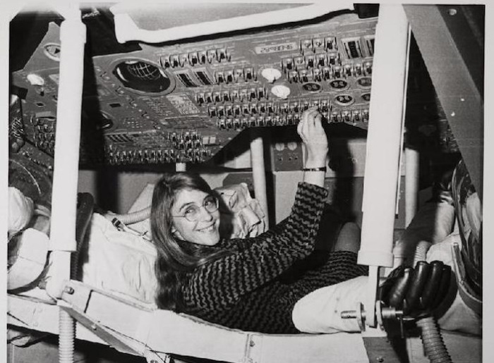 Гамильтон во время её пребывания в качестве ведущего разработчика ПО для Аполлона. | Фото: mymodernmet.com.