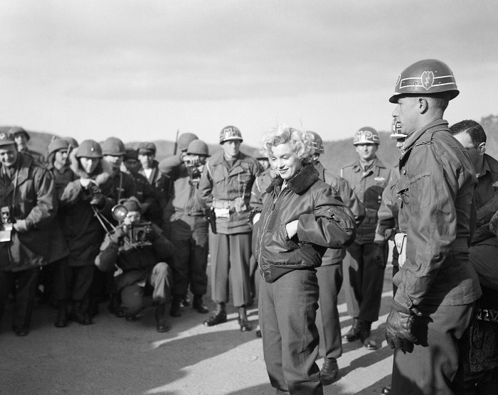 Мэрилин Монро встречается с американскими солдатами в Корее в 1954 году. | Фото: mashable.com.