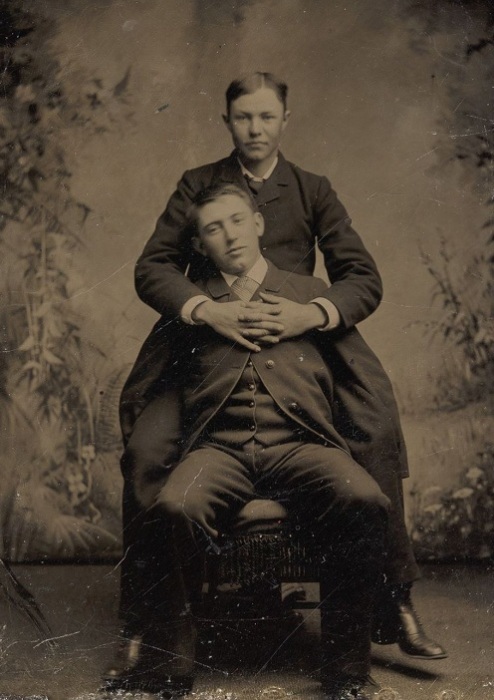 Недвусмысленное фото молодых людей, 1870-1880-е гг. | Фото: mashable.com.