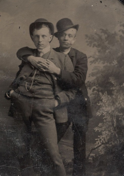 Мужчины, позирующие в объятиях друг друга, 1880-е гг. | Фото: mashable.com.