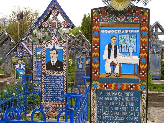Веселое кладбище в румынском городке Сапанта.