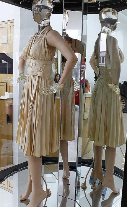 Платье Мэрилин Монро от времени потускнело. | Фото: kp.by.
