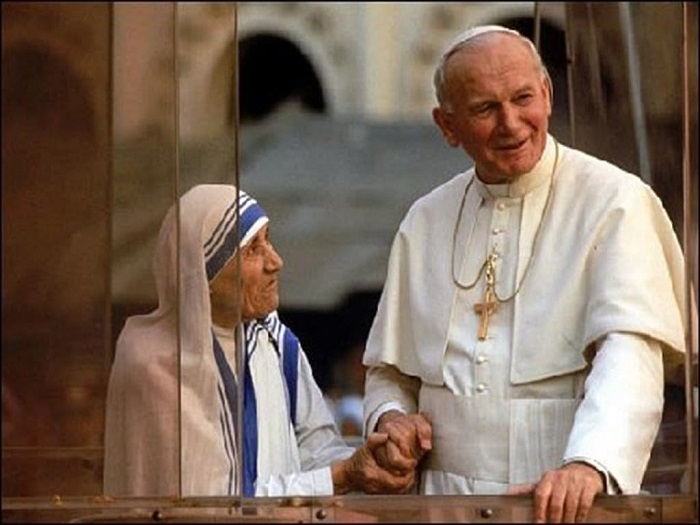 Мать Тереза держит за руку Папу Римского Иоанна Павла II. | Фото: i.obozrevatel.com.
