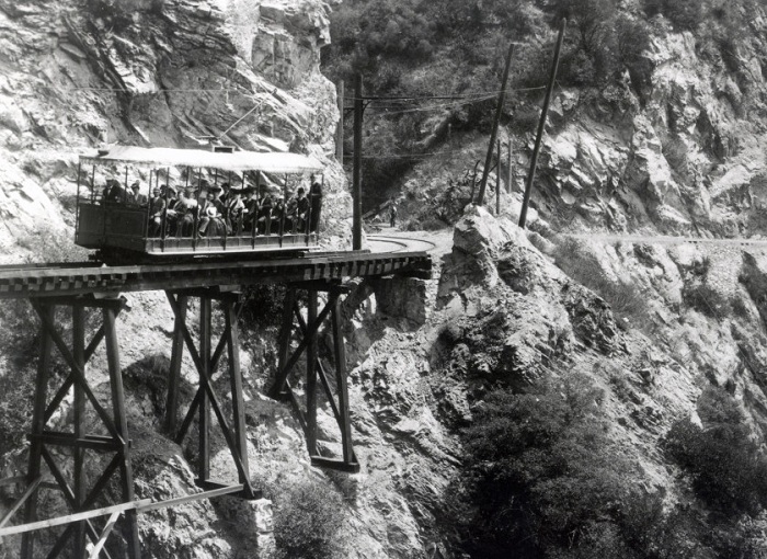Mount Lowe - экстремальная железная дорога, построенная на деревянной эстакаде.