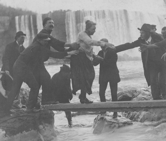 Мужчины, помогающие Энни Эдсон Тейлор выбраться после падения с Ниагарского водопада. | Фото: mashable.com.