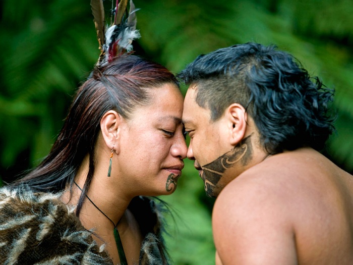 Хонги - ритуал племени маори, в котором целуются носами. | Фото: photopedia.su.