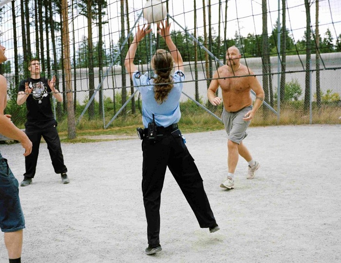 Тюрьма в Норвегии. Охранники играют с заключенными в волейбол.